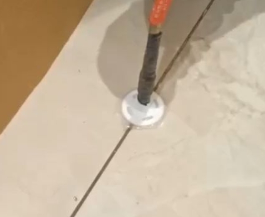 玉林市瓷砖空鼓维修公司专业解答瓷砖在铺贴过程中，如果没有涂抹均匀到位的粘结材料（如水泥砂浆或瓷砖胶），可能会导致以下问题