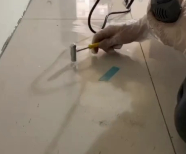 玉林市瓷砖开裂维修公司专业分享瓷砖在铺贴前如果没有沥干水分，将会导致以下问题